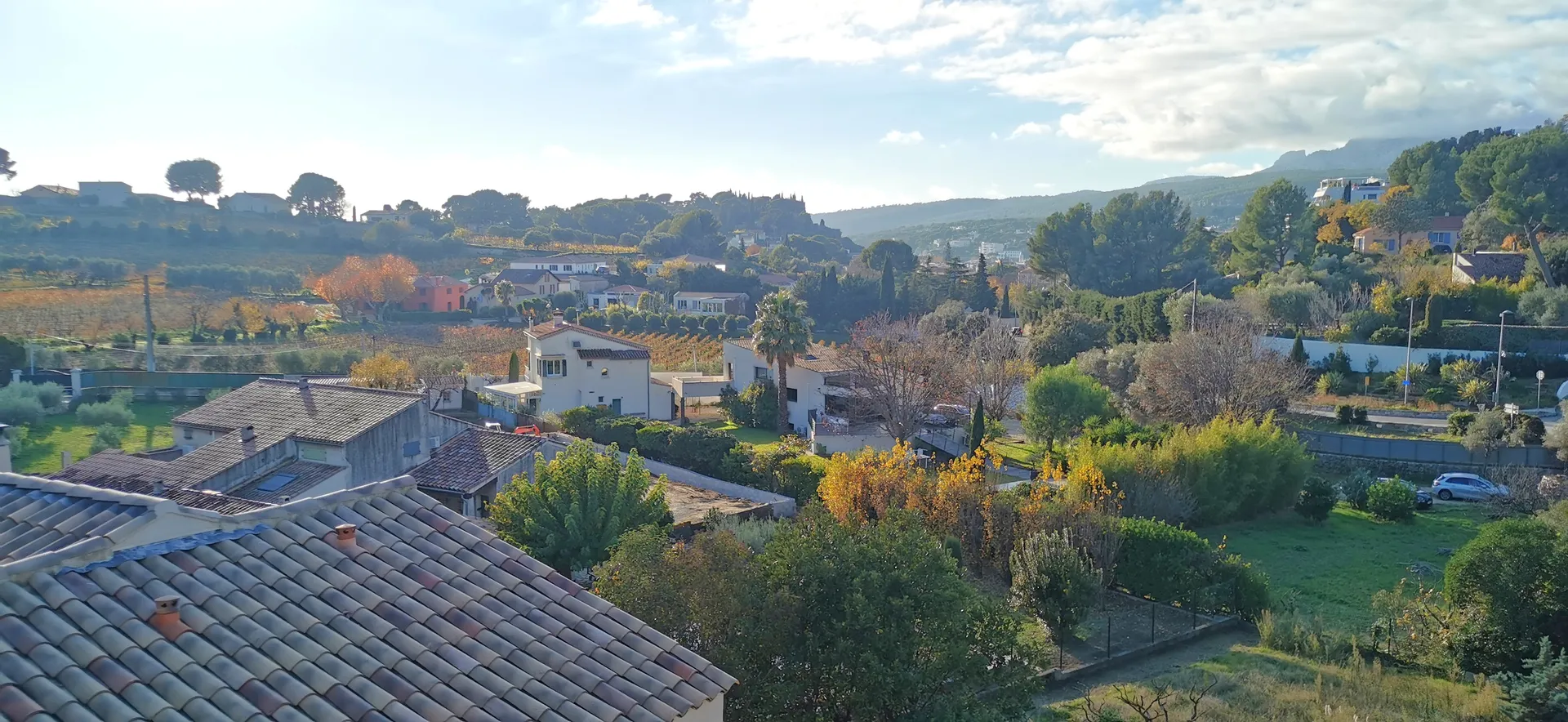 Vente maison individuelle entièrement rénovée Cassis à proximité immédiate du port à pied avec piscine, garage et dépendance