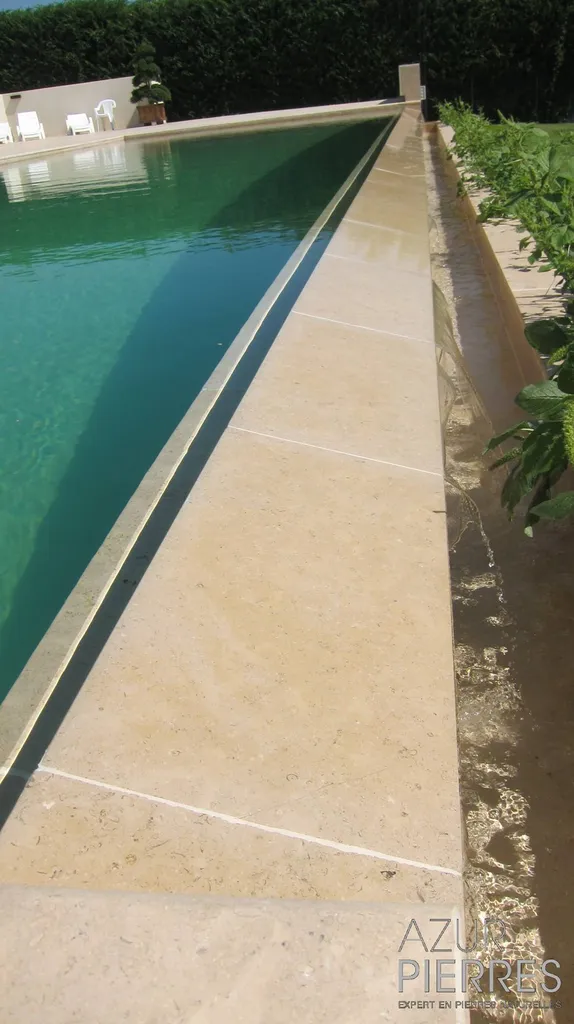 pierre naturelle pour le debordement de piscine