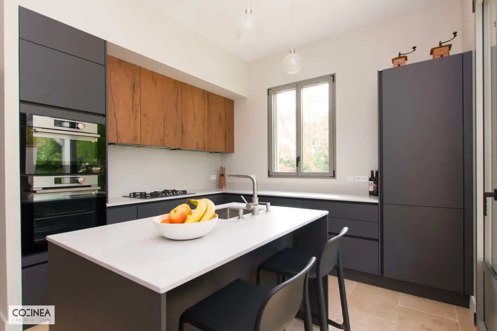 GRAPHITE LAQUÉ ULTRA MAT ET DEKTON FIORD