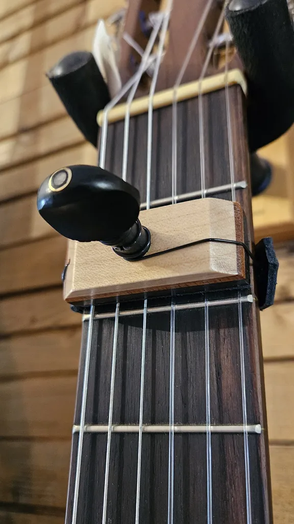 Capodastres artisanaux Fabriqués à la main dans un atelier de lutherie à Sète proche de Montpellier 