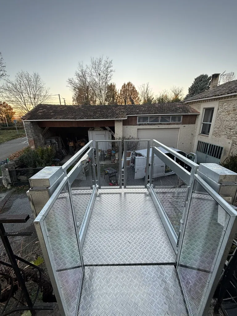 Passage libre supérieur à 95 cm  pour cette plateforme verticale Strategos à Manosque