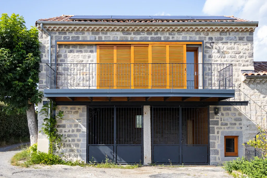 Portillon en fer forgé en sud Ardèche pour une entrée de cave élégante réalisée par Willy Menuiserie.