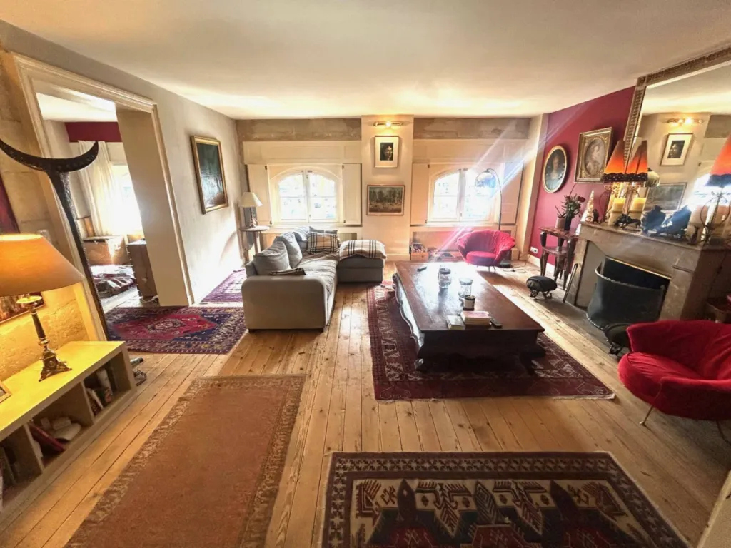 Bel appartement avec garage dans immeuble pierre Bordeaux Quinconces 