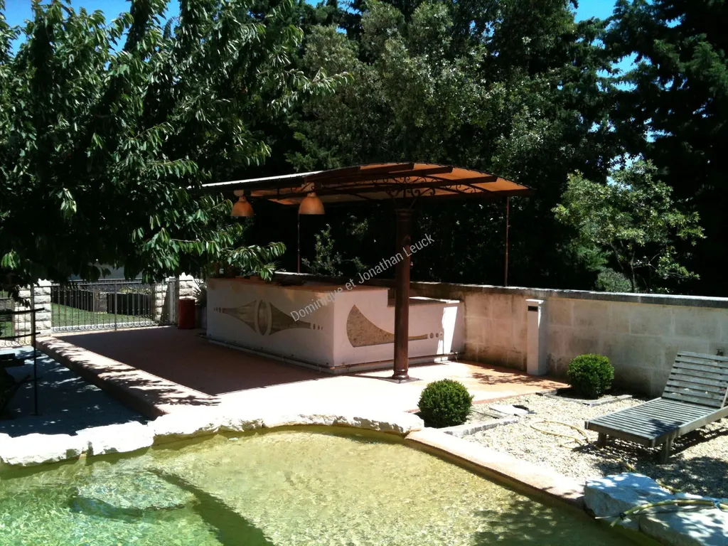 Aménagement cuisine d'été en pierre et Baux de Provence dans les alpilles