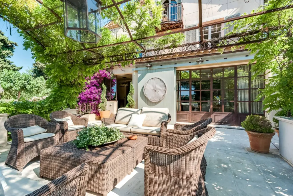 Rénovation complète d'une maison à Sanary, terrasse, treille, balcon sur mesure