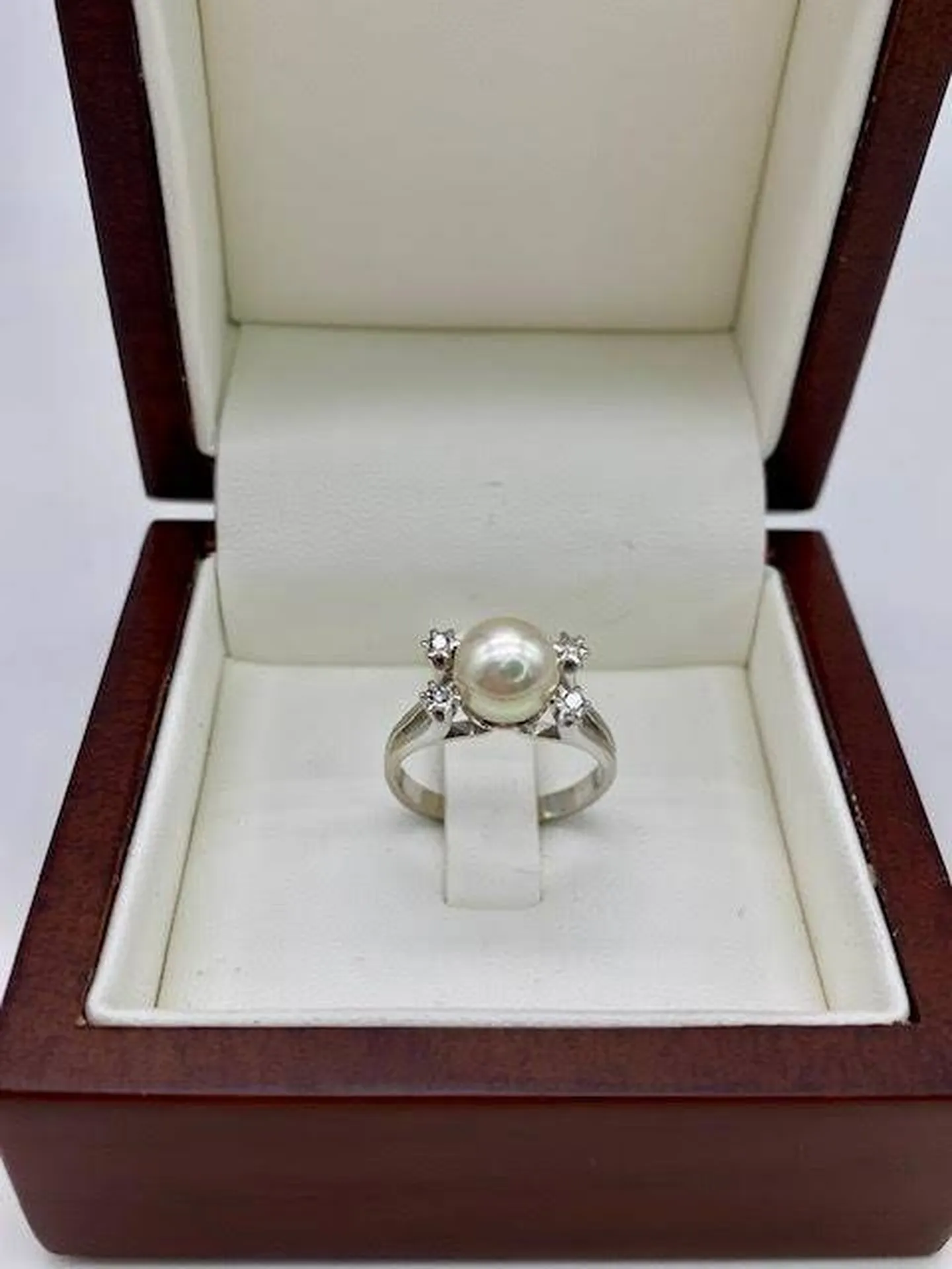 Symbole d'Élégance : Bague avec Perle de Culture et Diamants d'Or Ligne