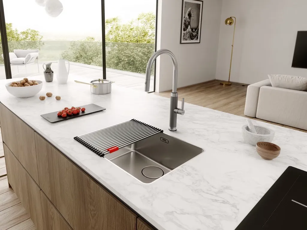 Réfection de cuisine avec matériaux contemporains à Tournefeuille : intégration d'une cuve sous plan en inox brossé vers Colomiers