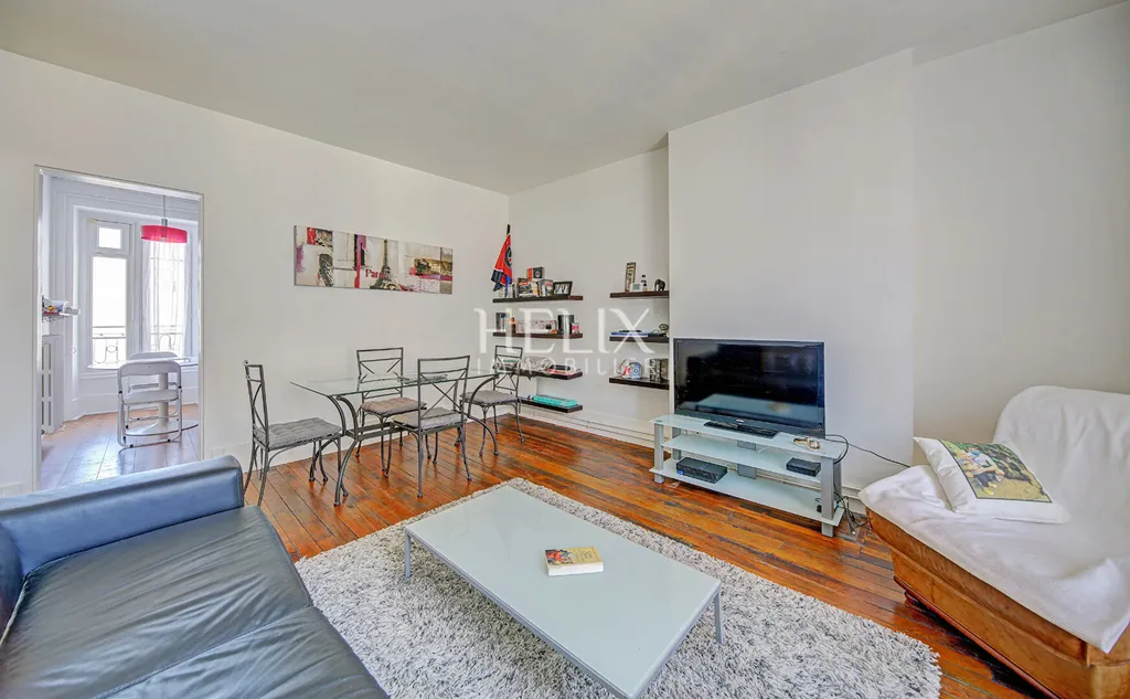 A vendre, au 2 ème étage dans un immeuble ancien à Saint Germain en Laye, un bel appartement de 52,68 M² beaux volumes, proche de la Place du Marché, 5 mn du RER A. 