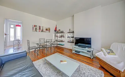 A vendre, au 2 ème étage dans un immeuble ancien à Saint Germain en Laye, un bel appartement de 52,68 M² beaux volumes, proche de la Place du Marché, 5 mn du RER A. 