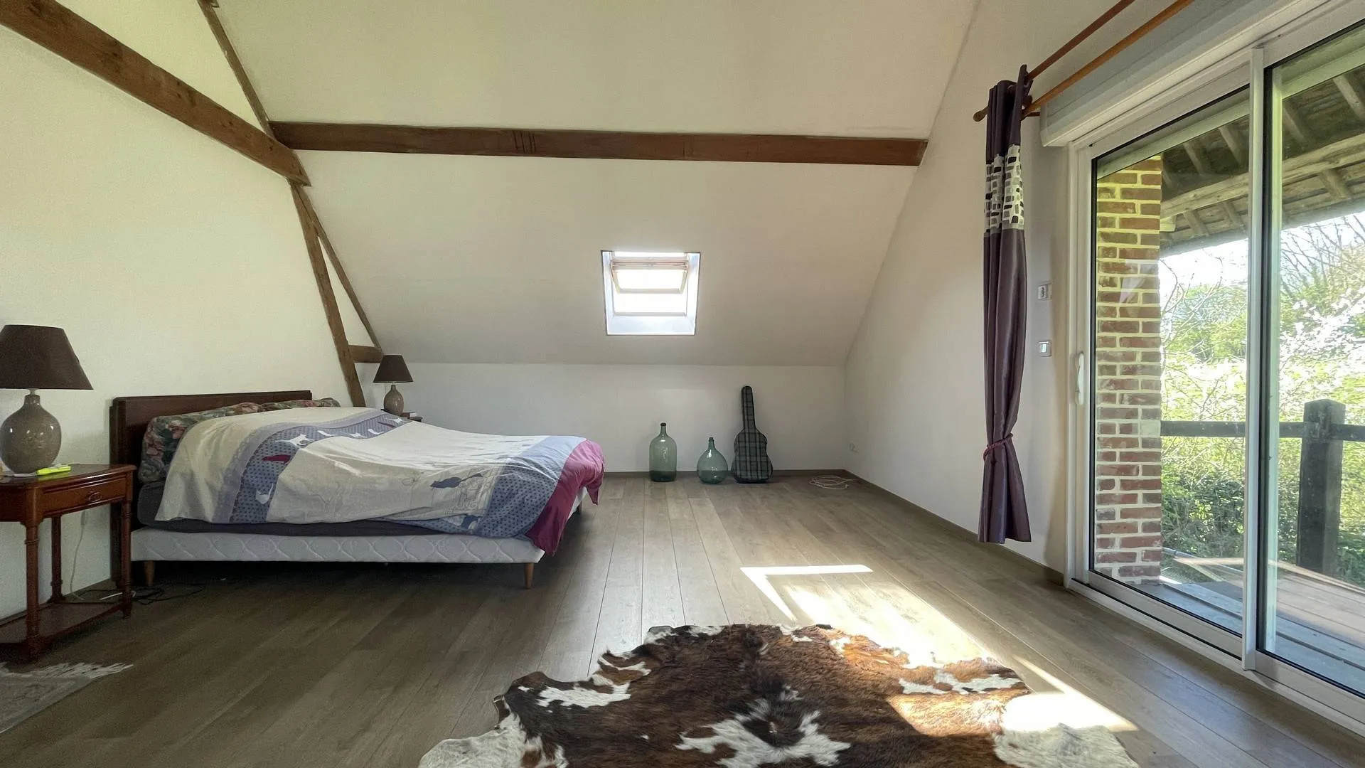 À vendre en Seine-Maritime : Maison avec belle mezzanine : Mezzanine desservant bureau et espace nuit, idéale pour télétravail ou coin lecture.