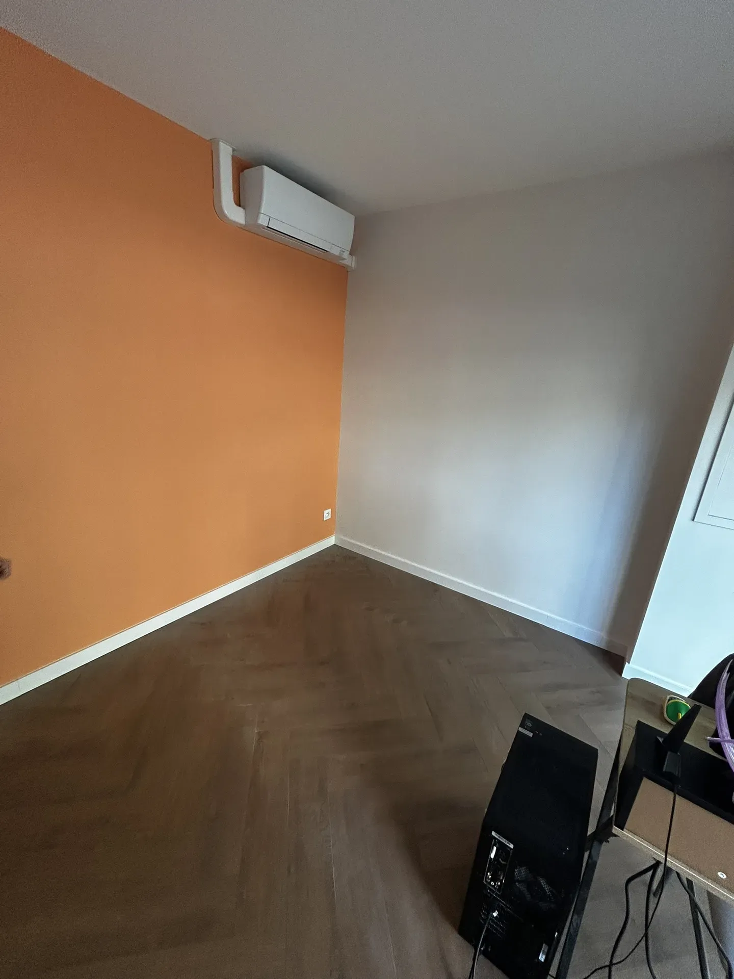 Chambre aménagée avec climatisation air-air réversible pour un confort thermique été comme hiver