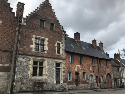 A vendre propriété d’environ 200 m² sur son jardinet clos et arboré de 400 m².