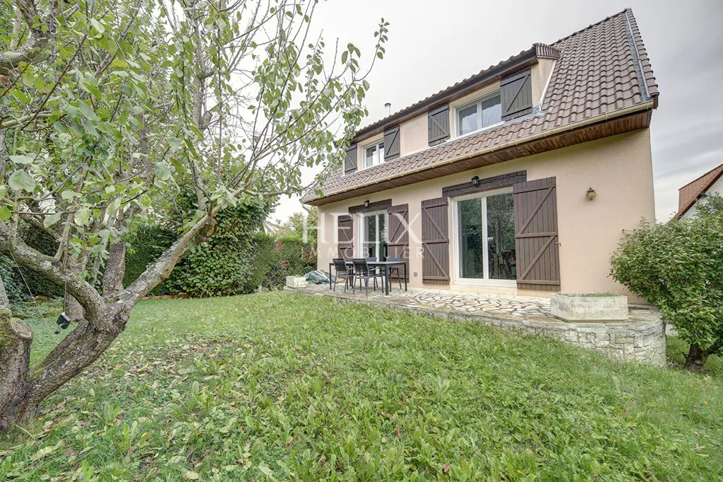A vendre, proche du Lycée international de Saint -Germain-en-Laye, une belle maison de 5 chambres avec un intérieur moderne. 