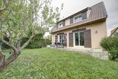 A vendre, proche du Lycée international de Saint -Germain-en-Laye, une belle maison de 5 chambres avec un intérieur moderne. 