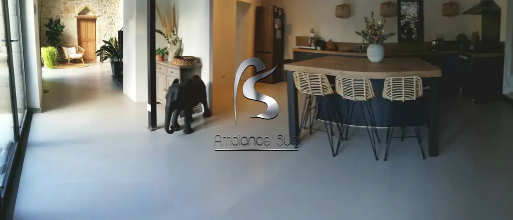 SOL EN BÉTON CIRÉ COULE AVEC UNE CHAPE MINCE FIBRE TEINTE A MARTIGUES 13