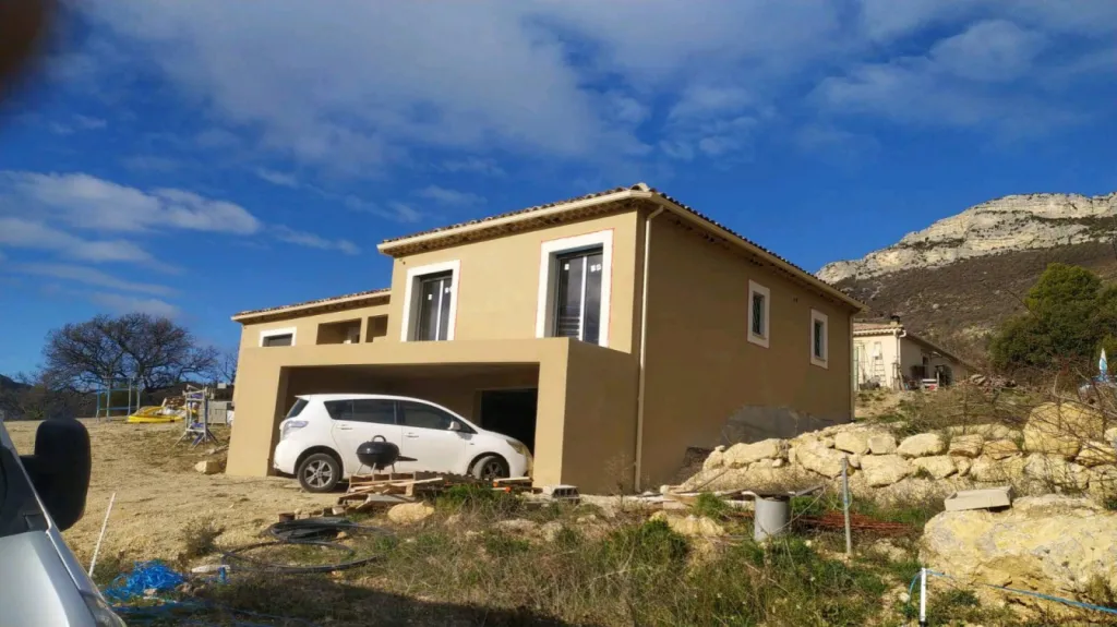 Installation de gouttières en aluminium de couleur dans la Drôme