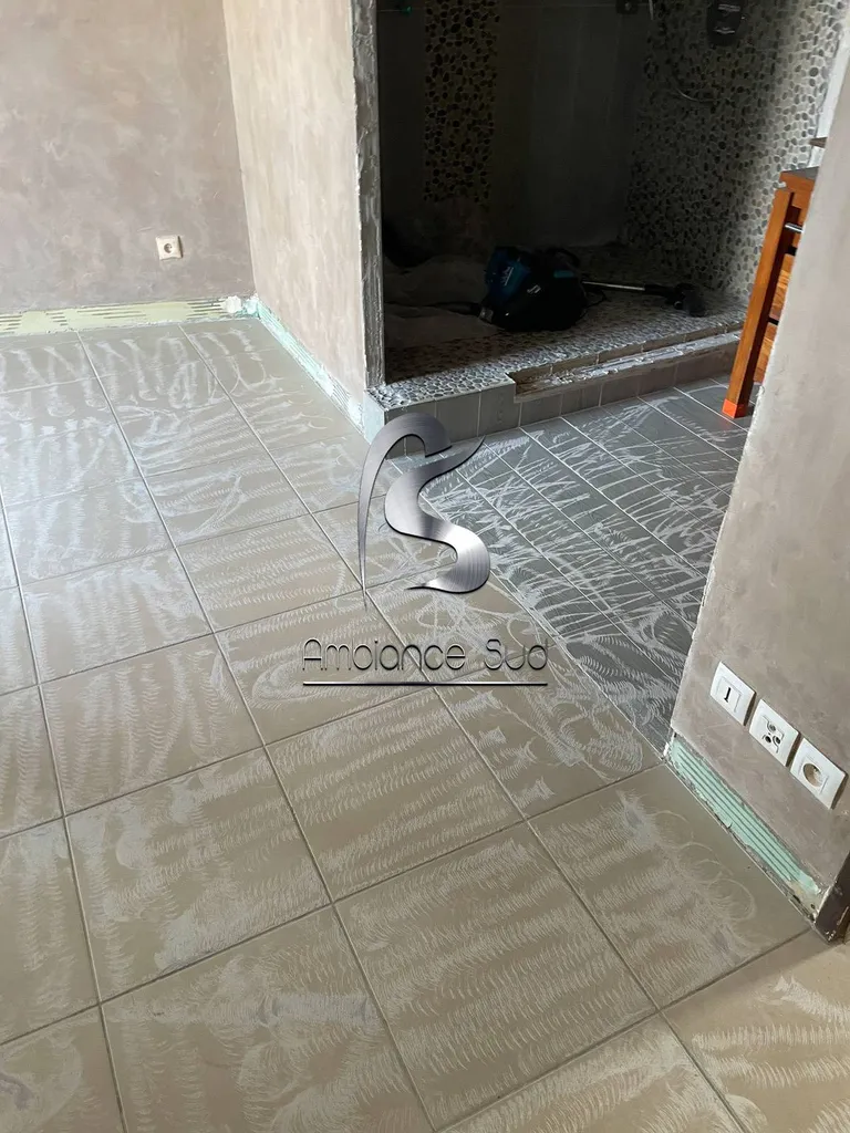 La préparation du sol pour la pose d’un béton ciré sur carrelage à La Ciotat