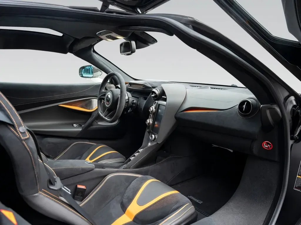 McLaren 720S intérieur cockpit conducteur finition carbone Bordeaux