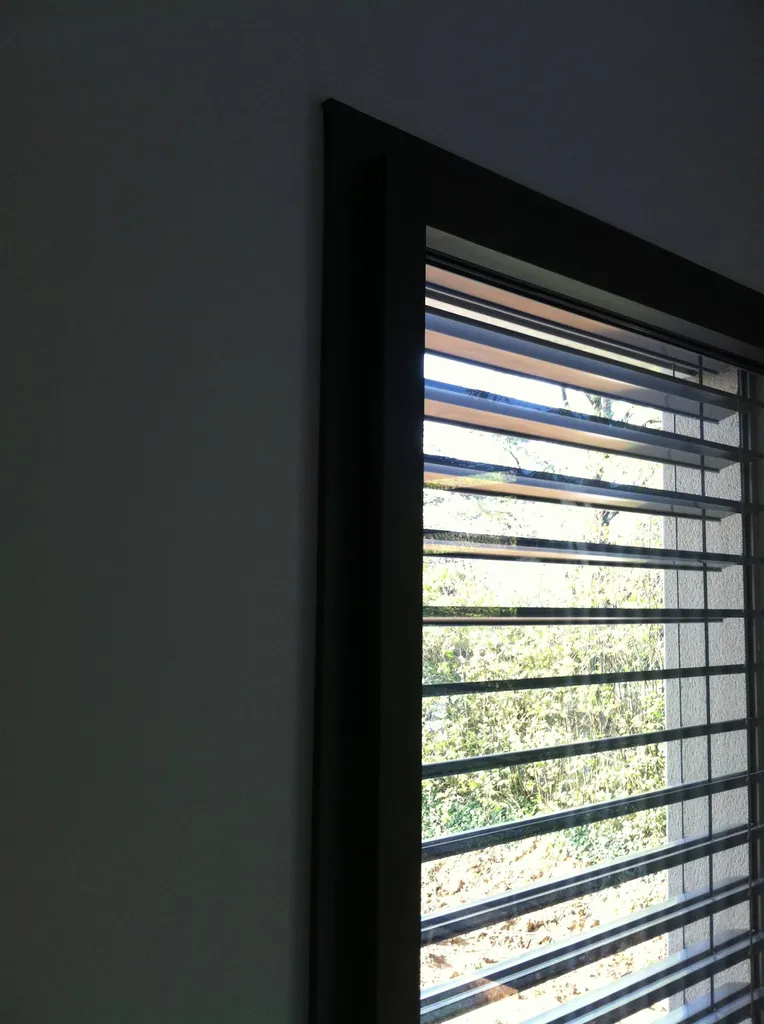 Pose de volets roulant BSO brise soleil orientable en ral 2900 à Morancé dans le beaujolais