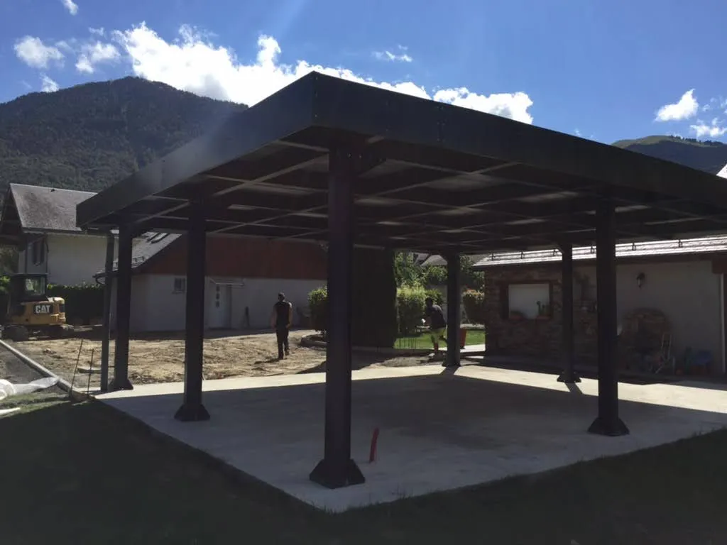 Carport métallique en acier sur mesure pour stationnement extérieur à Bagnères-de-Luchon en Haute-Garonne