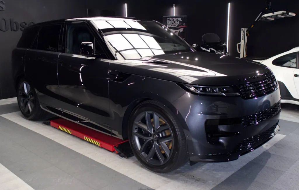 Land Rover Defender protégé avec un film PPF XPEL pour une protection complète et durable, réalisé par Gloss Obsession à Saint-Avé près de Vannes, idéal pour les propriétaires exigeants de Ploërmel, Pontivy et du Morbihan