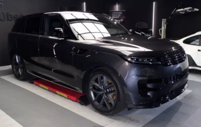 Land Rover Defender protégé avec un film PPF XPEL pour une protection complète et durable, réalisé par Gloss Obsession à Saint-Avé près de Vannes, idéal pour les propriétaires exigeants de Ploërmel, Pontivy et du Morbihan