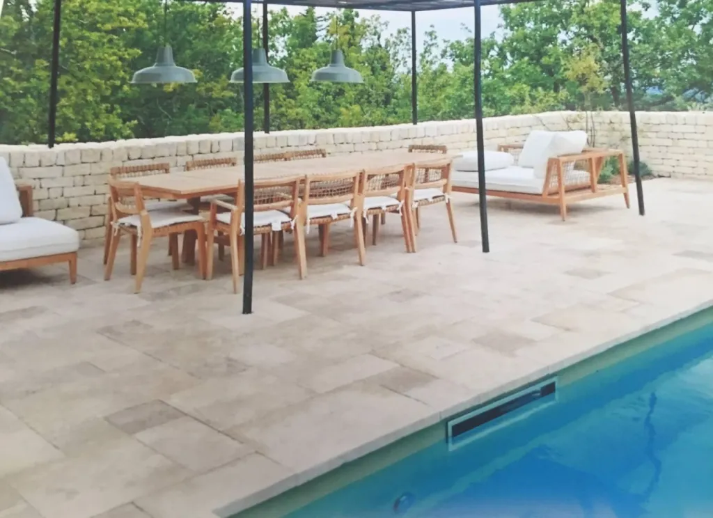 Pourquoi la Pierre de Dordogne convient pour dallage extérieur en terrasse et plage de piscine ?