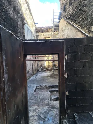 Démolition partielle d'une maison de ville à Séderon dans la Drome