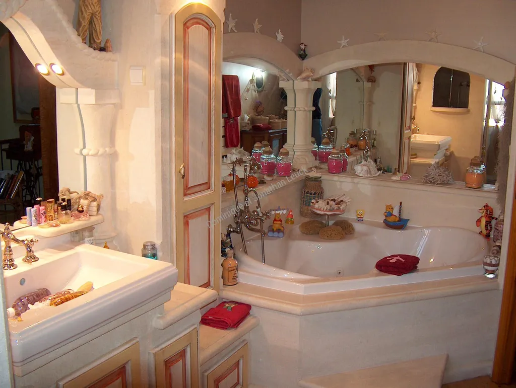 Salle de bains en pierre d'Estaillades