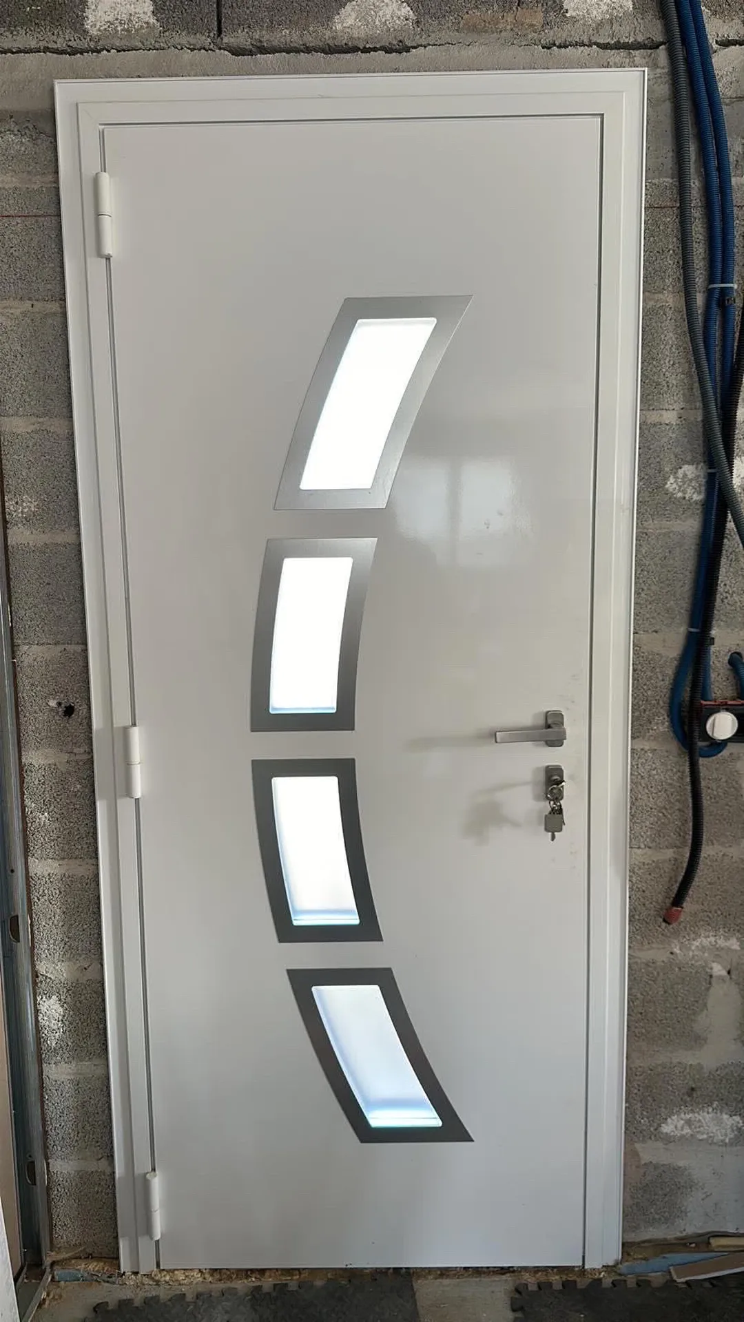 Porte d’entrée ALU avec vitrage sécurit posée en Rénovation à ROUSSET