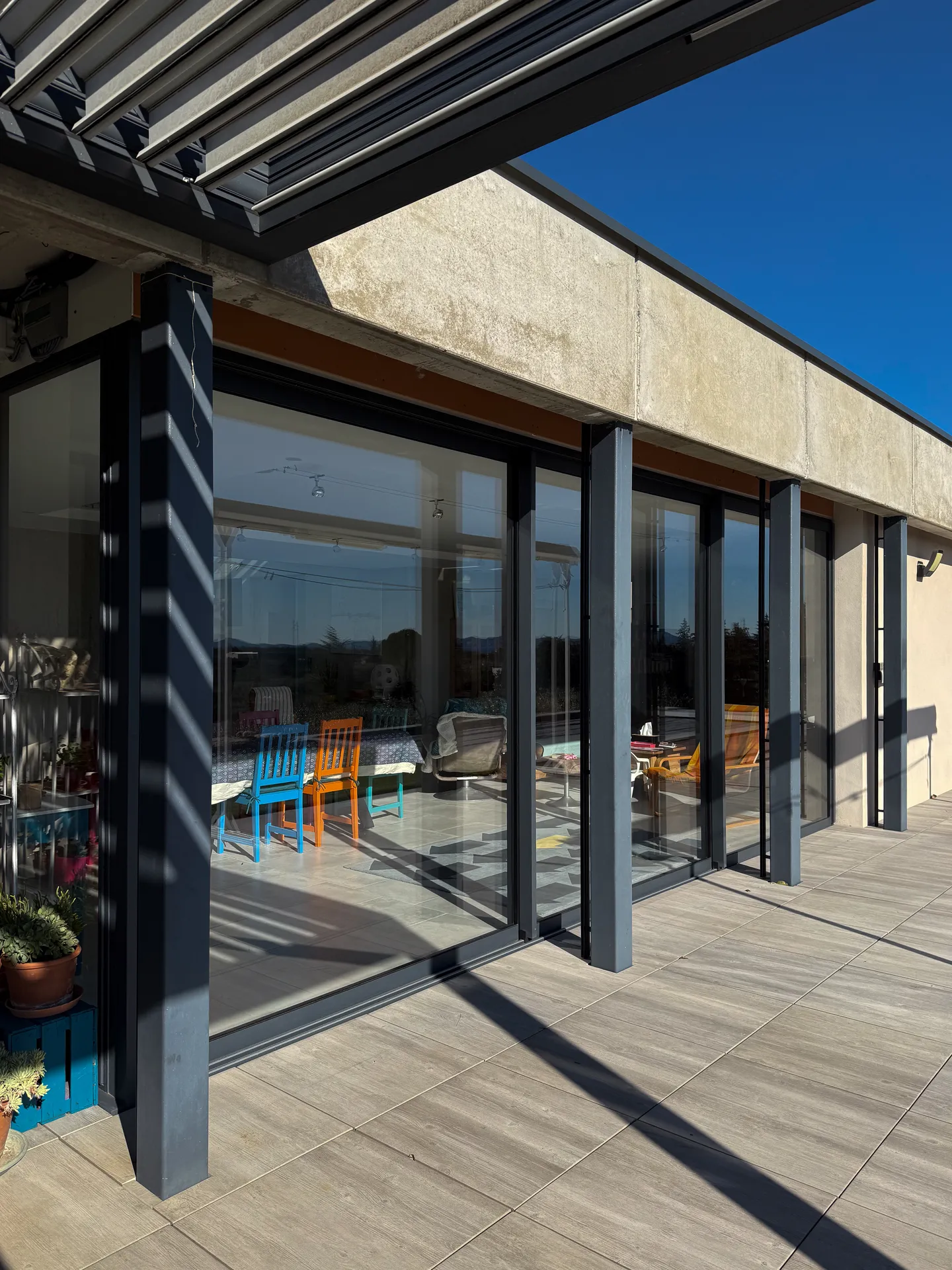 Menuiseries aluminium sur mesure avec BSO orientables : une réalisation RG Aluminium pensée pour la lumière et l’ouvertur