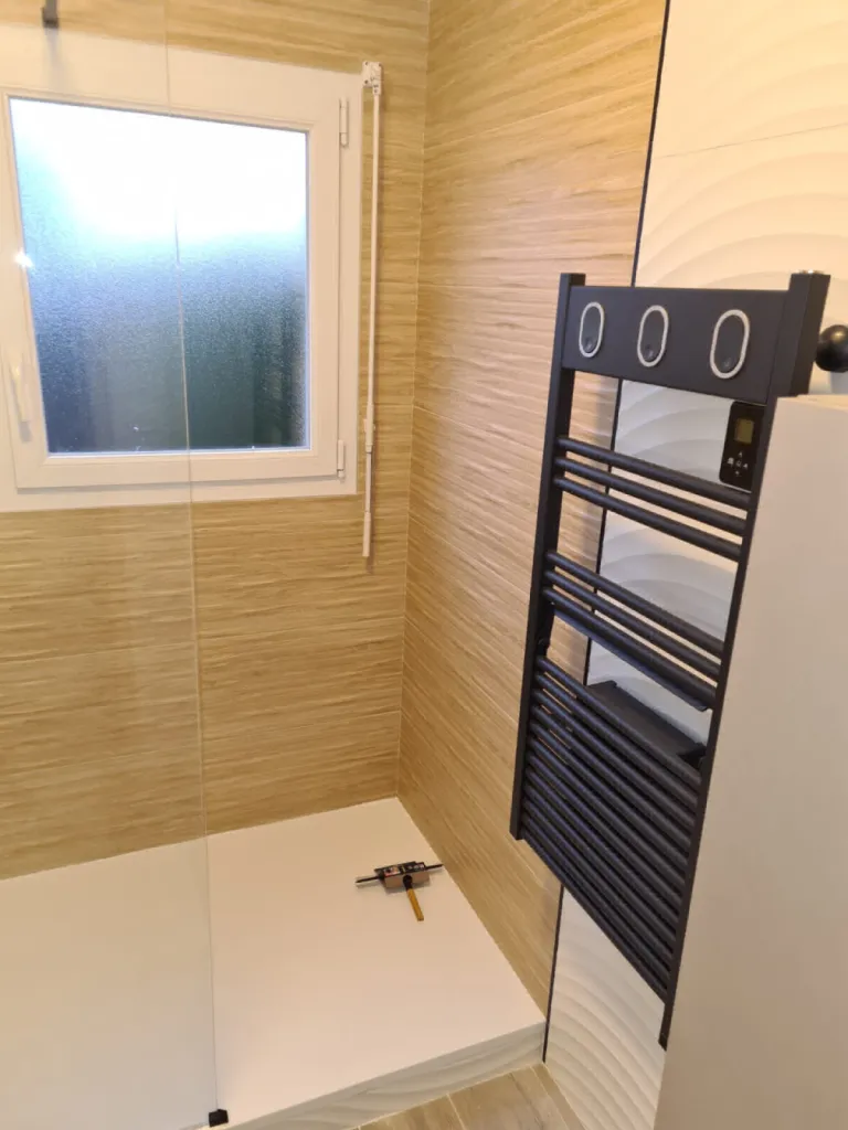 Installateur salle de bains clé en main Bolbec : Rénovation avec douche à l'italienne, carrelage, chauffage connecté, faïence et revêtement de sol