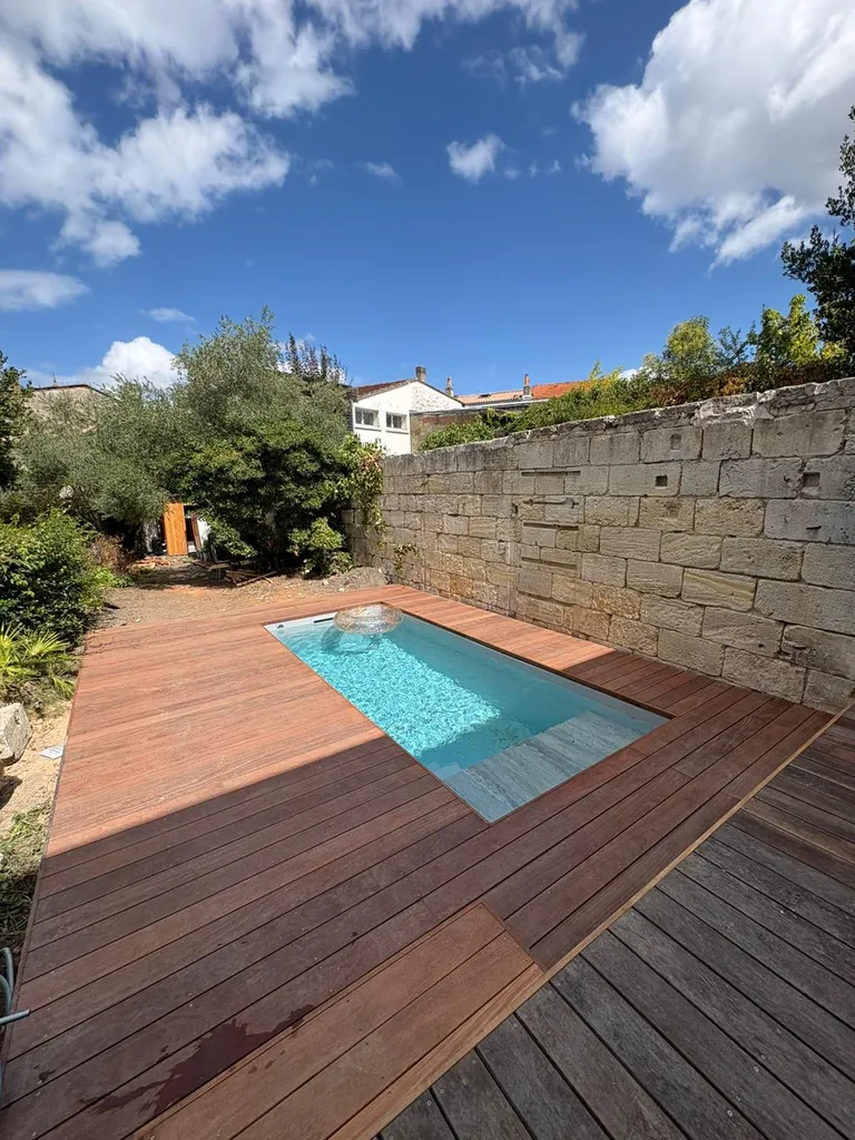 Création d'une terrasse bois en Cumaru avec clôture en carrelets Douglas à Bordeaux