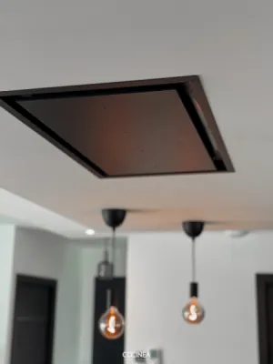 Hotte montée au plafond