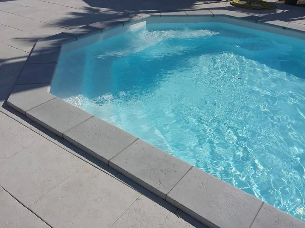 vue escalier piscine avec margelles