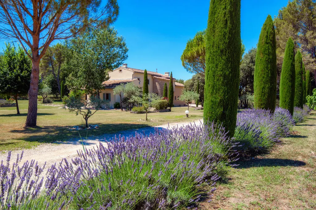 Pernes les Fontaines, propriété d'agrément sur 15 hectares   