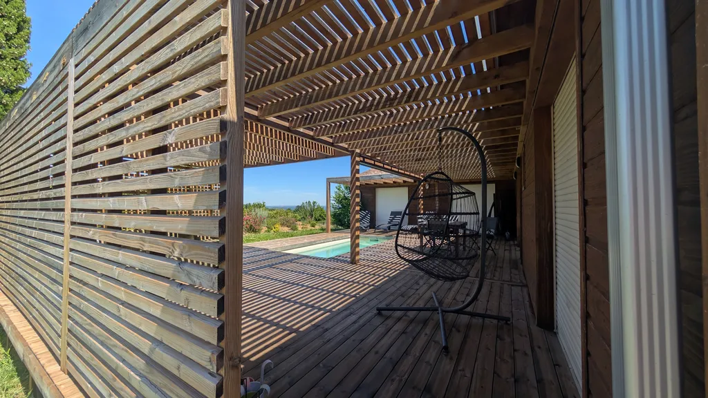 Terrasse en bois résineux Thermo'Pin et pergola Douglas sur mesure autour de piscine à Vaïssac en Tarn-et-Garonne