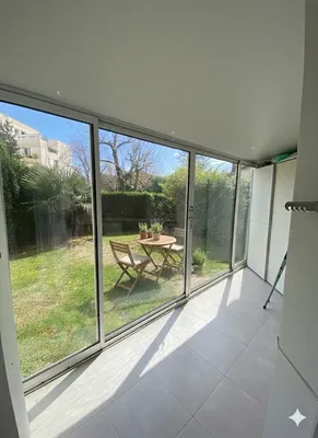 Salon de jardin dans j'ardin d'un bel appartement à acheter à Chatou chez Helix immobilier le Vesinet