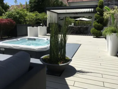 Intégration d’une pergola bioclimatique aluminium avec store enroulable motorisation Somfy sur les trois cotés à Danjoutin près de Belfort