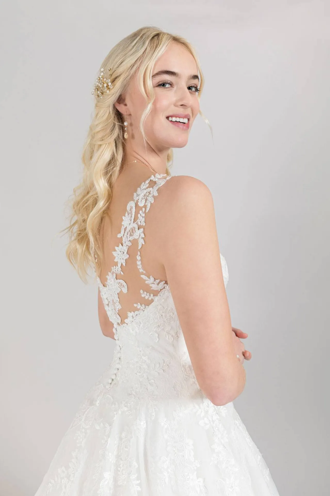 Tenue de cérémonie élégante en dentelle proche de Puyricard