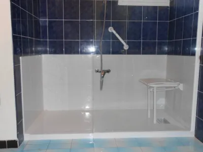 Remplacement baignoire par douche sénior sécurisée