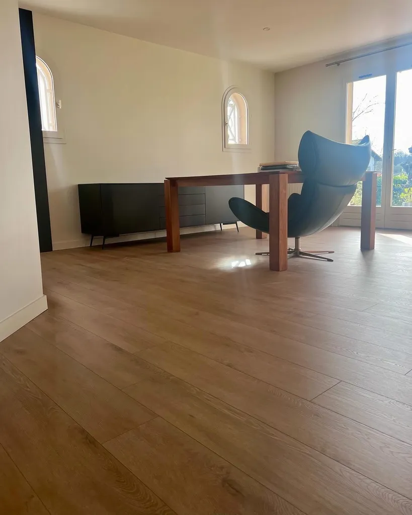 Rénovation de Sols  à Saint Médard en Jalles : L'Élégance du Parquet Quick-Step et la Précision Technique