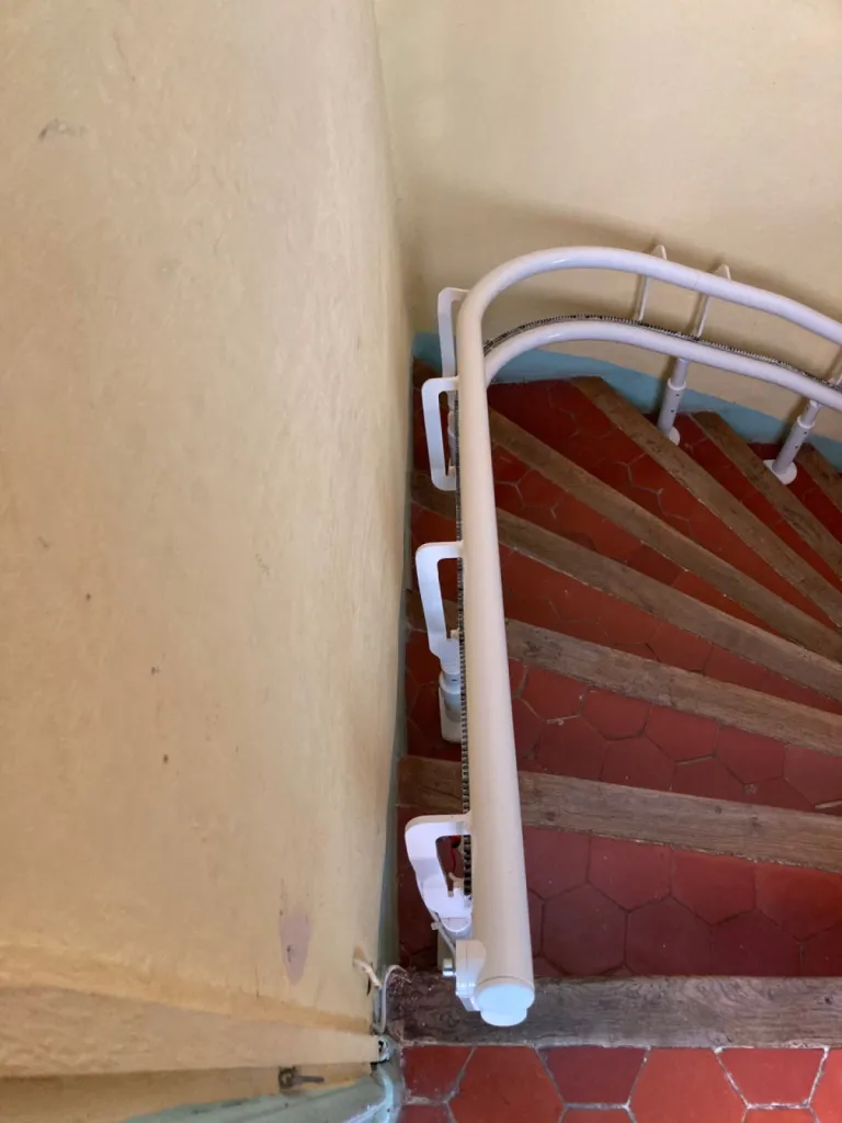 Installation d’un fauteuil monte escalier courbe chez un particulier à Toulon dans le Var
