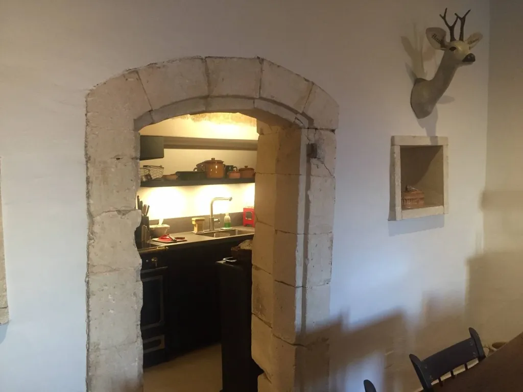 Une cuisine avec fourneau LA CORNUE dans cette demeure de village  
