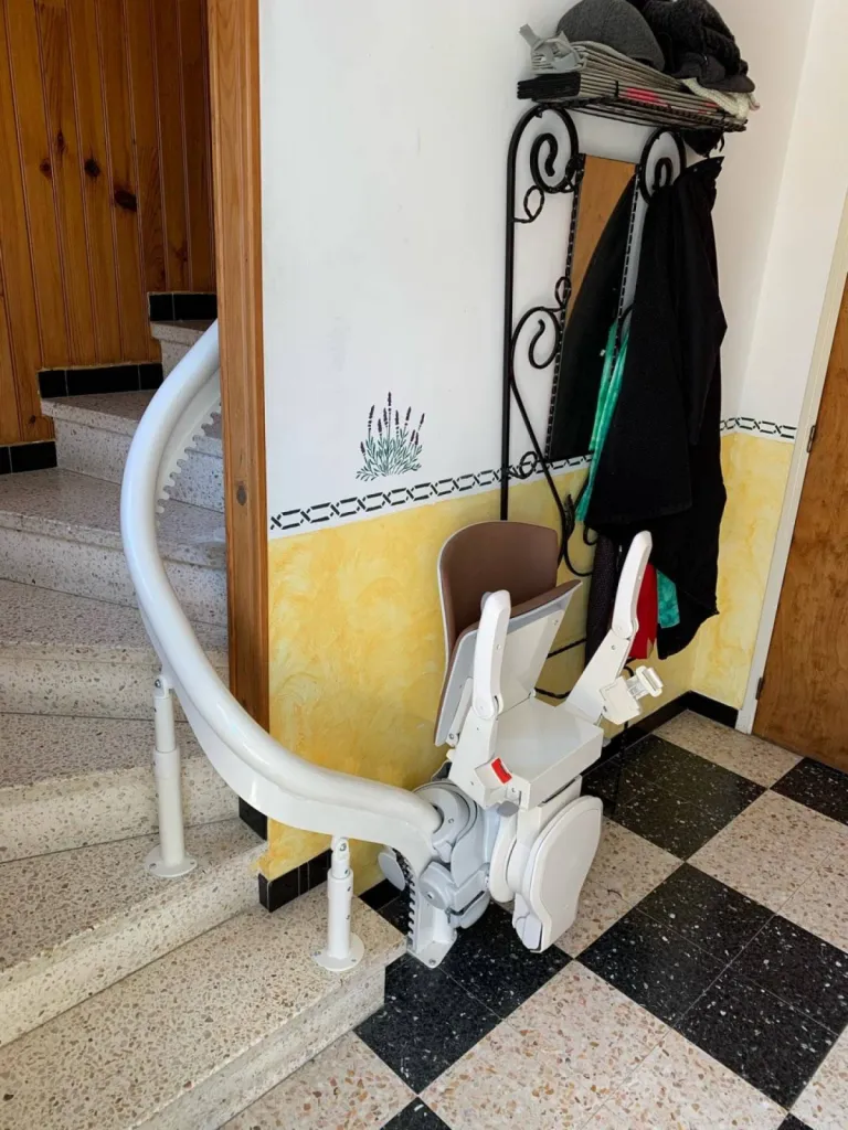 Pose d'un fauteuil monte-escalier 2/4 tournant OTOLIFT Modul'Air près d'Avignon