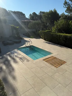 Installation piscine coque Nova R Millenium avec balnéo, nage à contre courant et rénovation complète à Ventabren