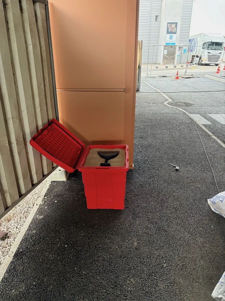 Installation d’extincteurs, bac à sable et plans d’évacuation pour un parking à Plan de Campagne – Les Pennes-Mirabeau