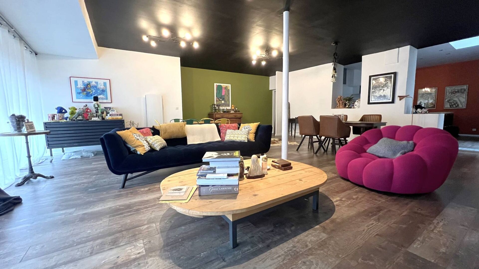 A vendre Immeuble belle époque du XVIIIème siècle, rénové entièrement d'environ 320m² en plein cœur du Tréport 76470. Composé d'un grand espace de vie en RDC et de 6 appartements