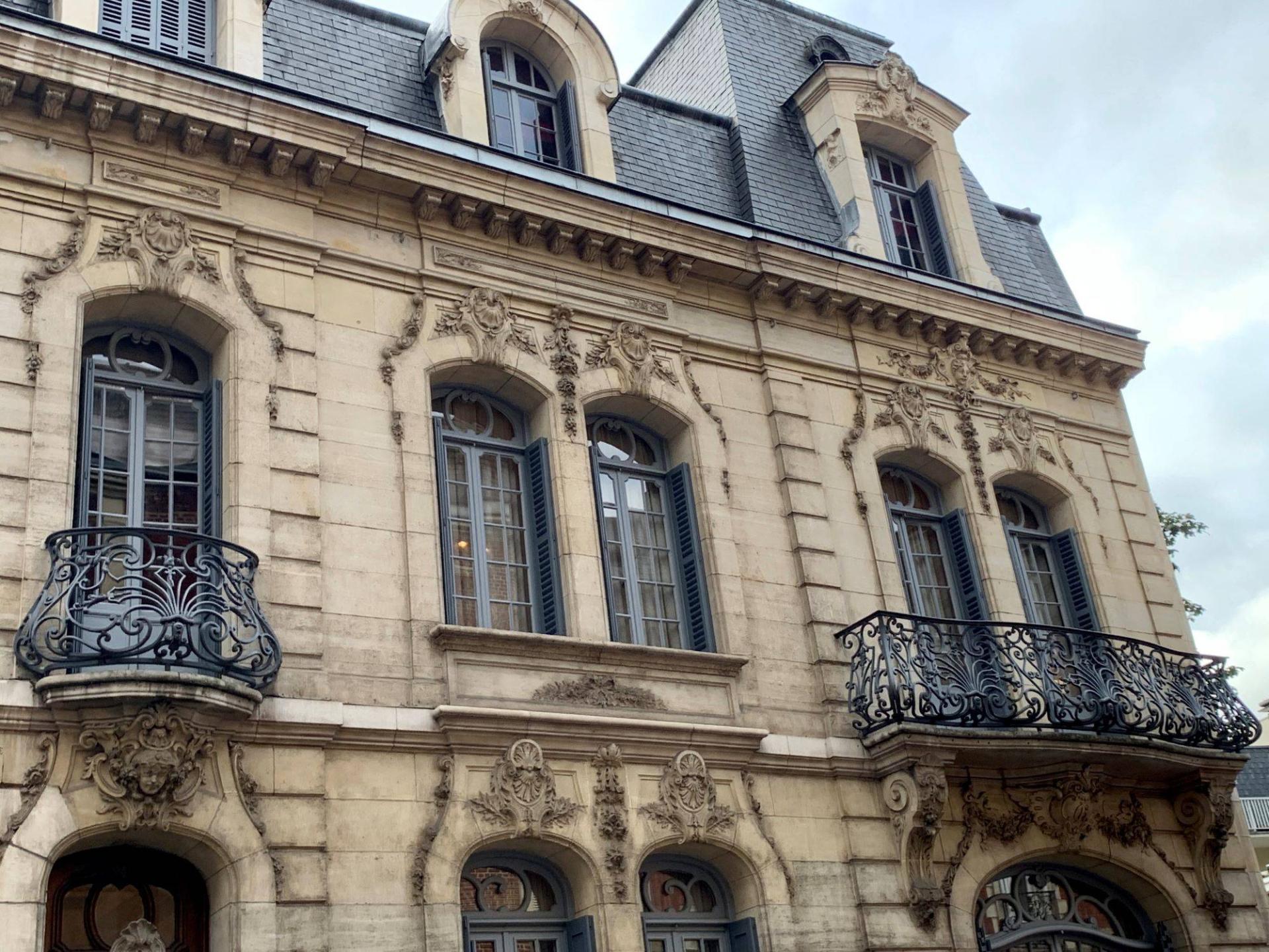 beau balon et belles pierres