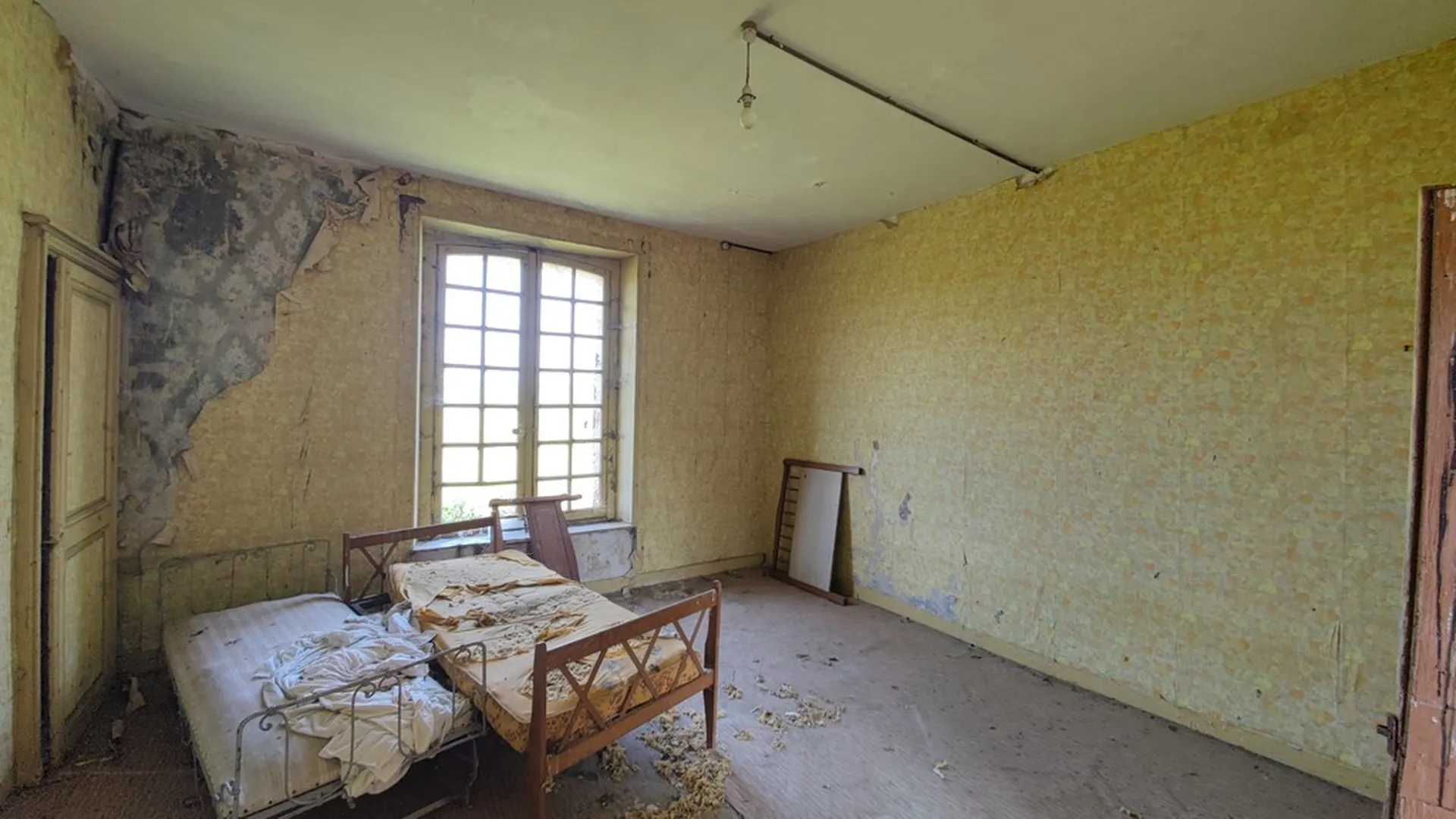 Le deuxième étage complète ce bien à vendre avec fort potentiel avec trois chambres supplémentaires.